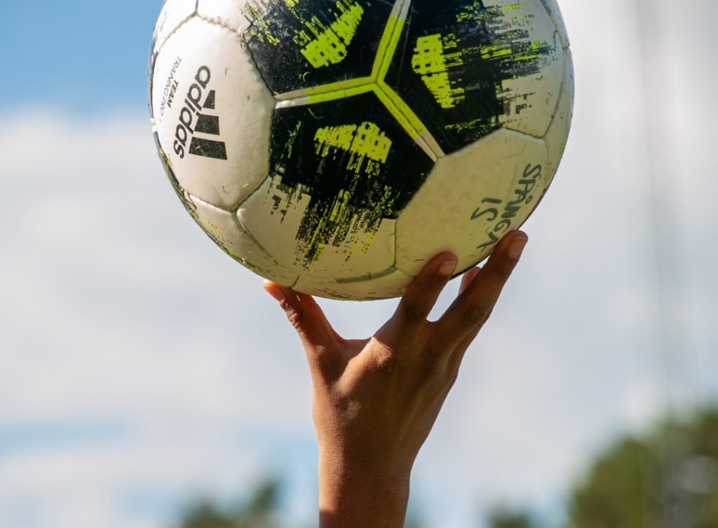 a-hand-holding-a-yellow-and-black-ball-jqjefflqxe